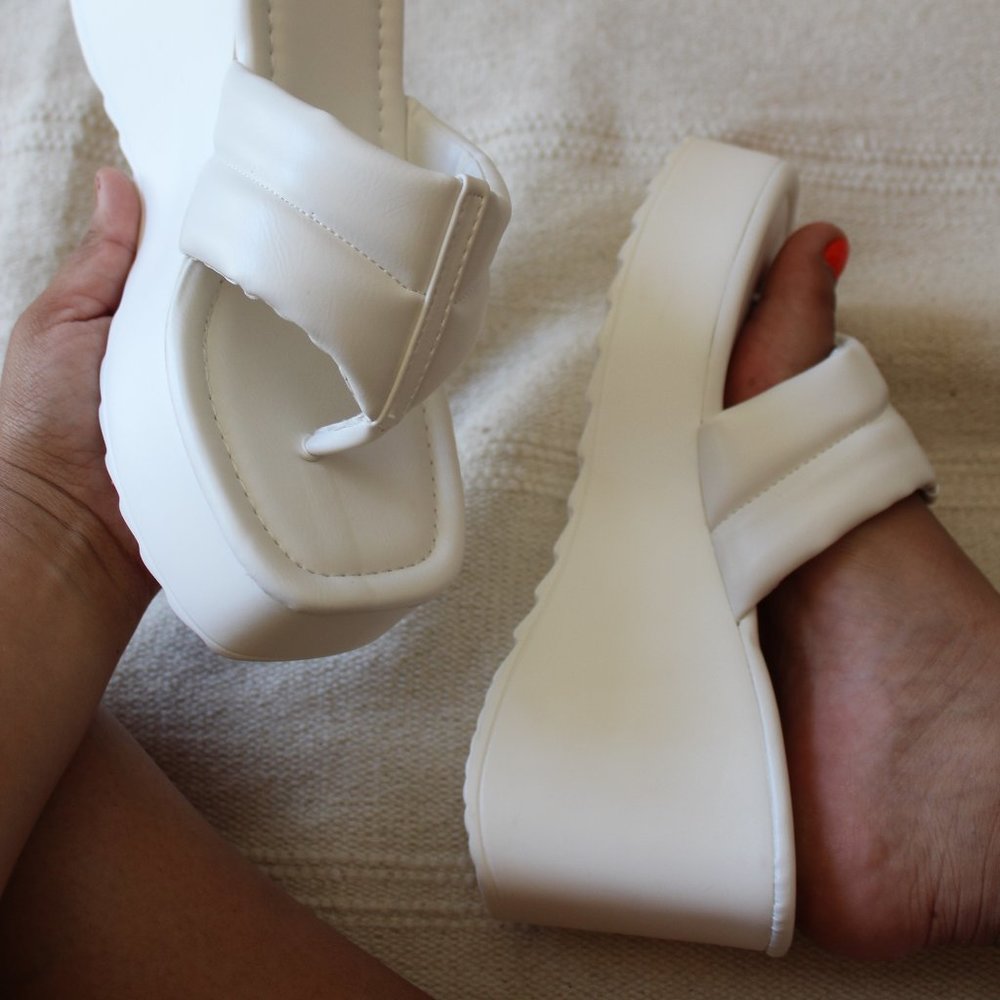 🚨FEW PAIRS LEFT// White platform Thong Sandal - Picture 7 of 11